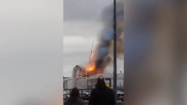 Video: Hoří historická budova burzy v Kodani, zřítila se 400 let stará věž